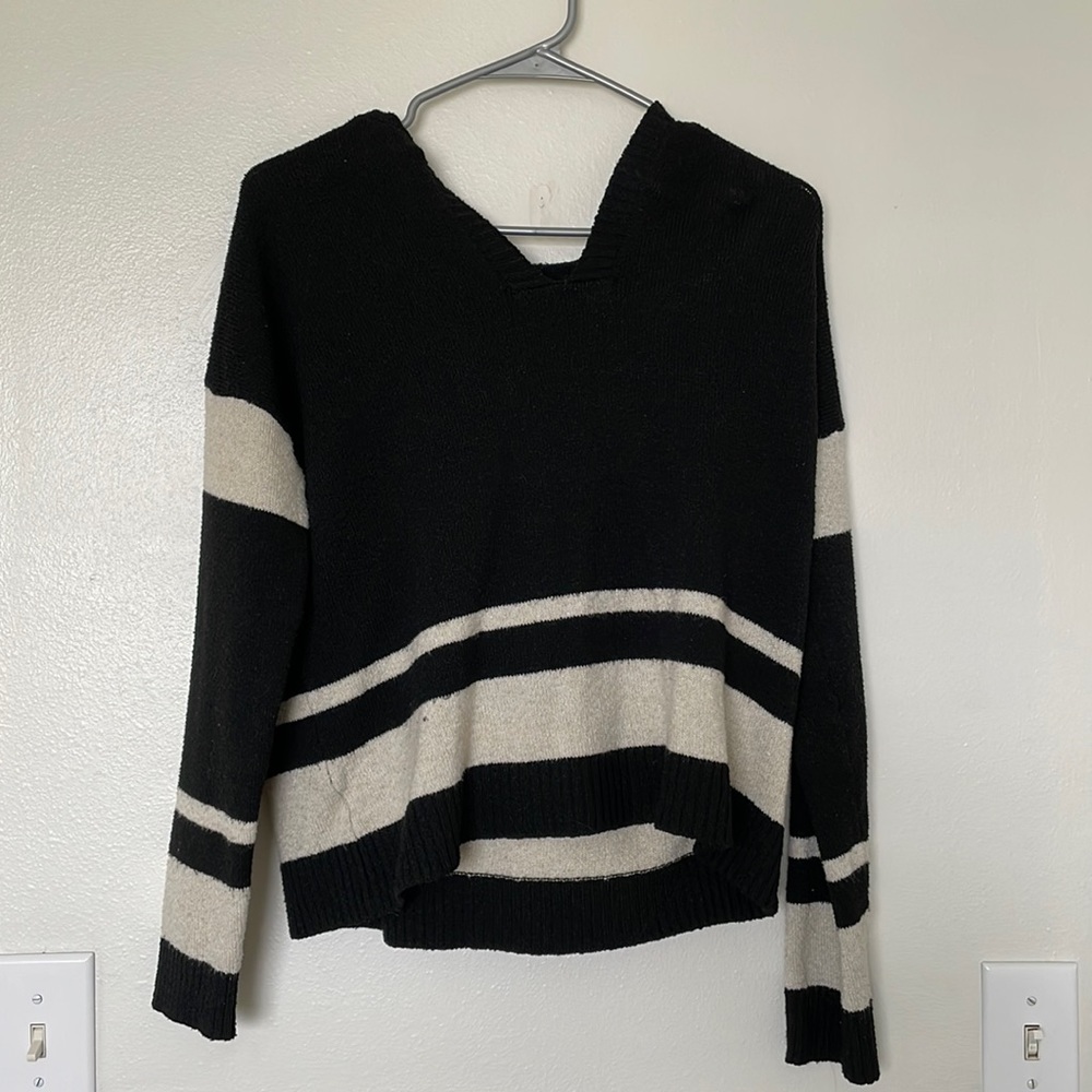 Black light weight v neck sweater with a hood